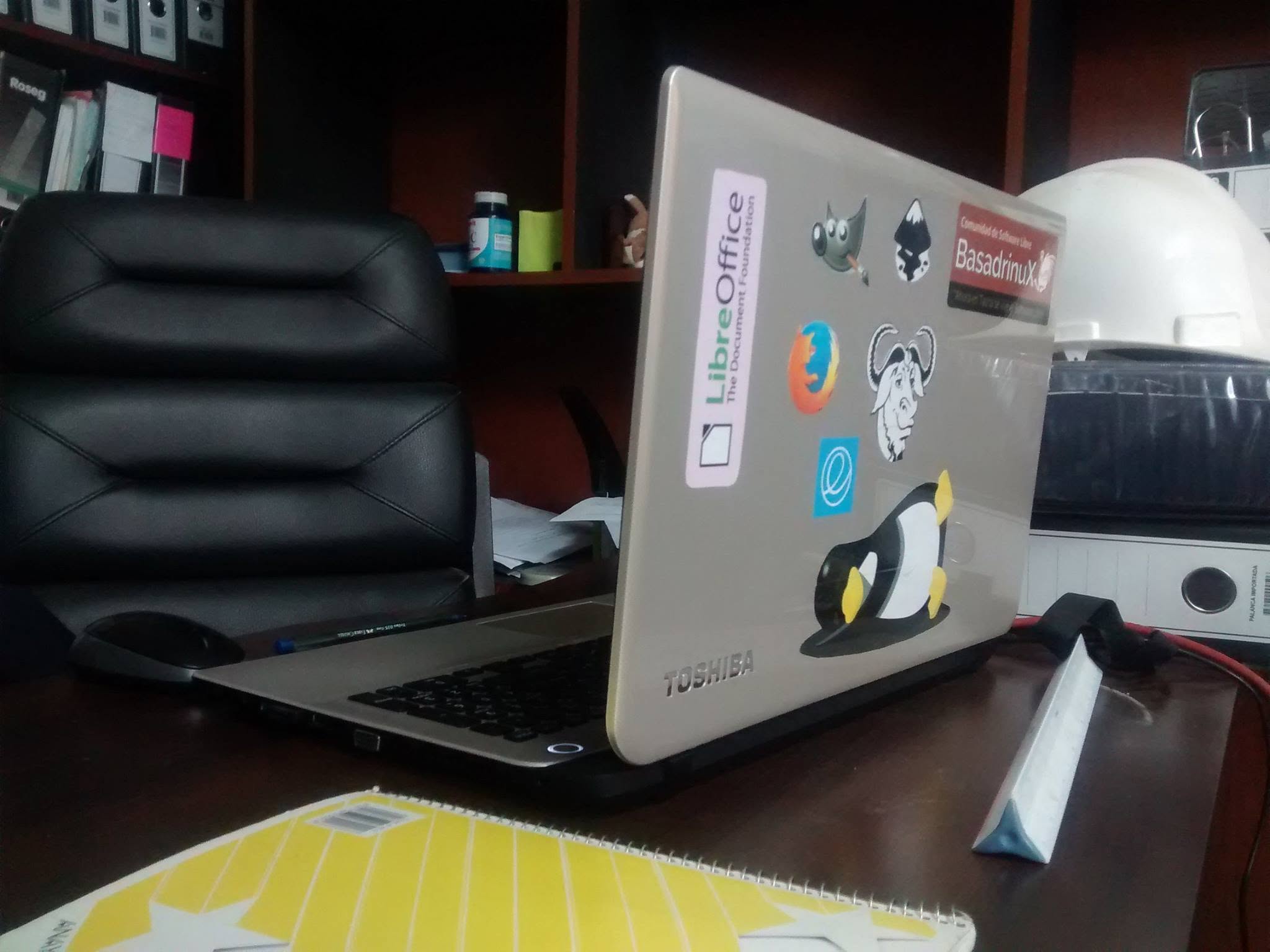 Mi laptop con stickers de Linux en 2016